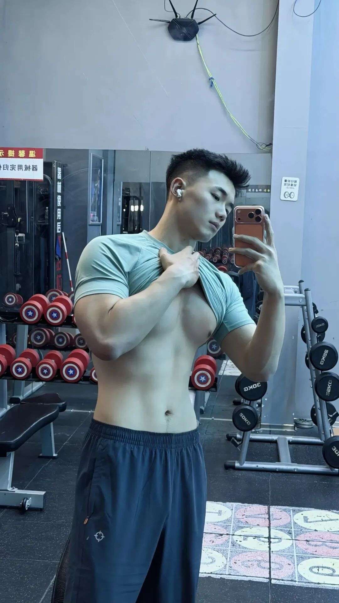 曾被采访的 192CM 哈尔滨篮球裁判小哥，沐浴照流出！