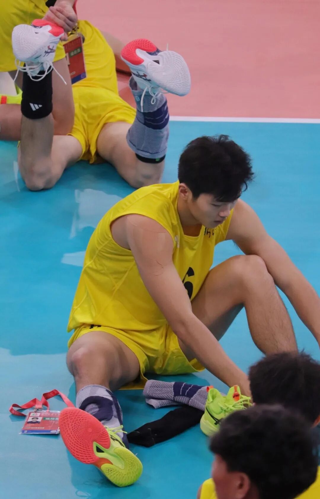 浙江 U20 男排赛后名场面太圈粉！阳光少年叉开腿的魅力都在这！