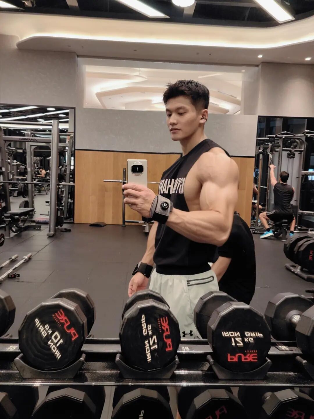 荷尔蒙爆表！这位“卡拉米”用腹肌和远方，定义了新一代的“野性”与“自律”！