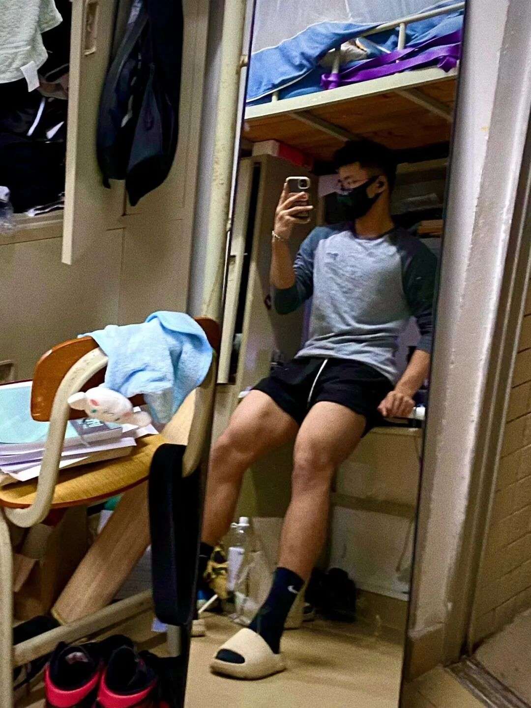 190cm 田径体育生自拍曝光，网友为这大粗腿吵翻了……