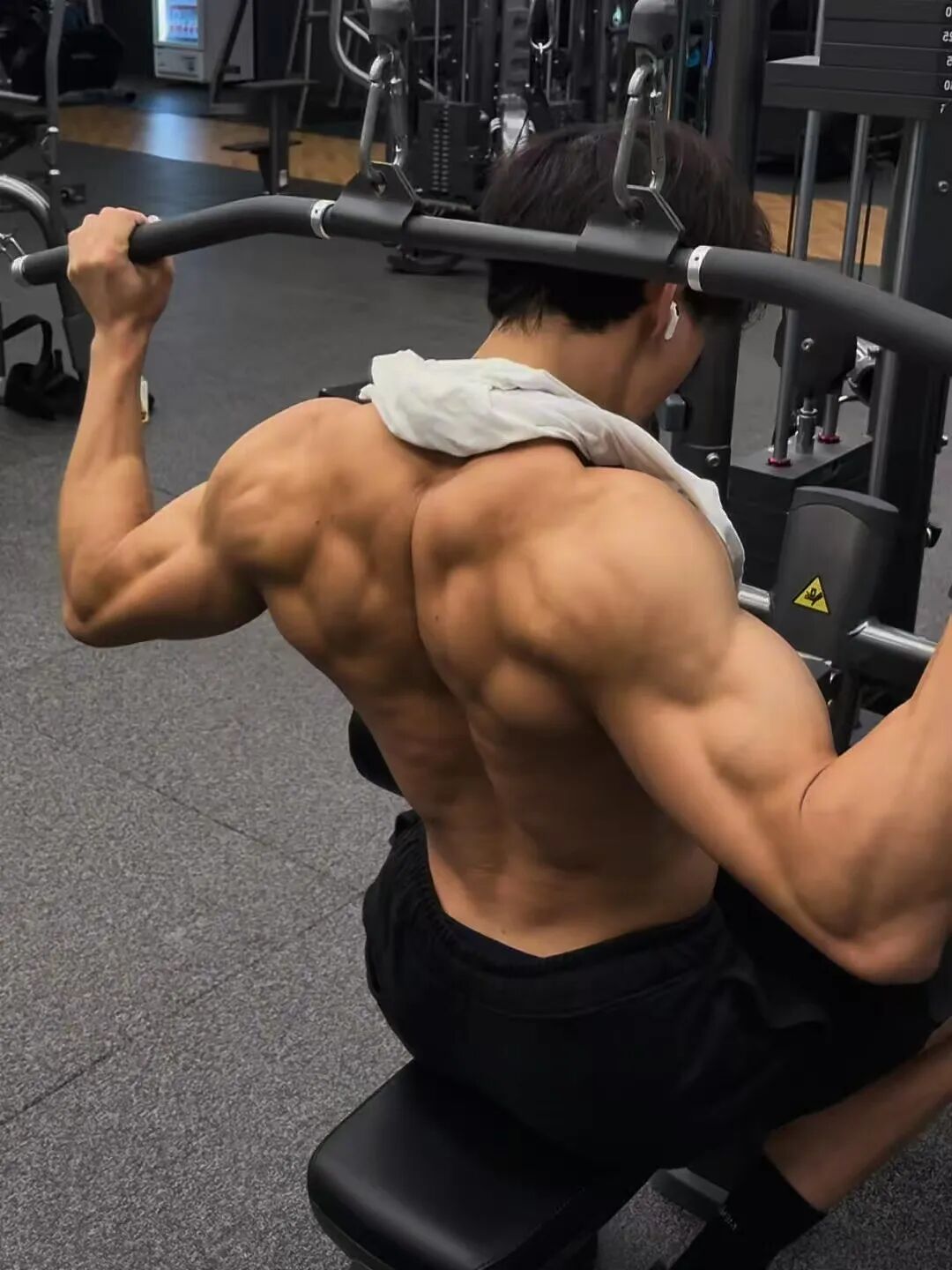 来自广州的自由教练大秀虎头肩和圣诞树背肌