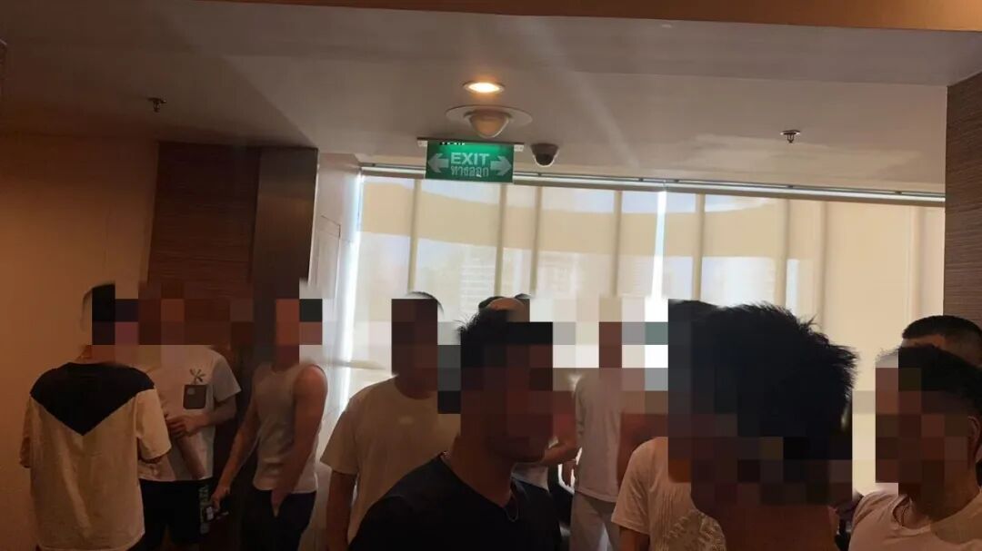 两三百个帅哥在曼谷酒店开派对,警察上门巡查后全部落荒而逃 两三百个帅哥在曼谷酒店开派对,警察上门巡查后全部落荒而逃