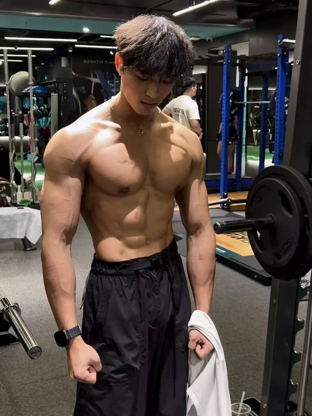 来自广州的自由教练大秀虎头肩和圣诞树背肌