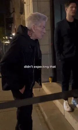 83 岁 CK 创始人携 36 岁肌肉男友出席活动,差点摔跤没人扶…网友神评:“肌肉男等着继承遗产呢!” 83 岁 CK 创始人携 36 岁肌肉男友出席活动,差点摔跤没人扶…网友神评:“肌肉男等着继承遗产呢!”