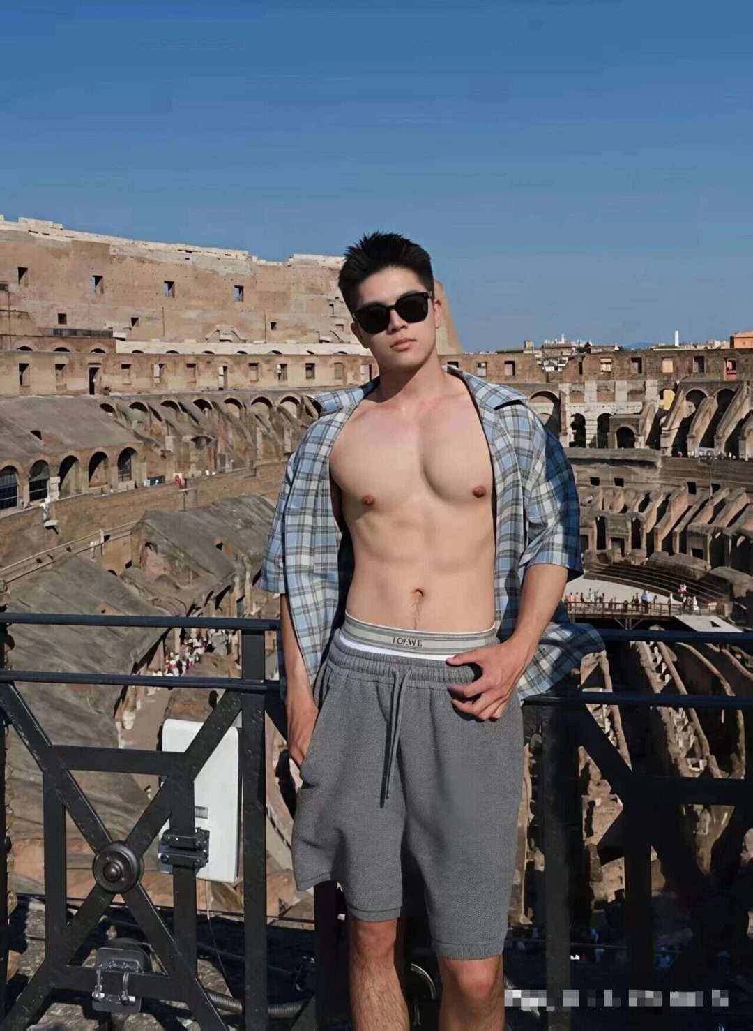 刘姥姥又认识新的帅哥了，白袜肌肉真是太可口了！