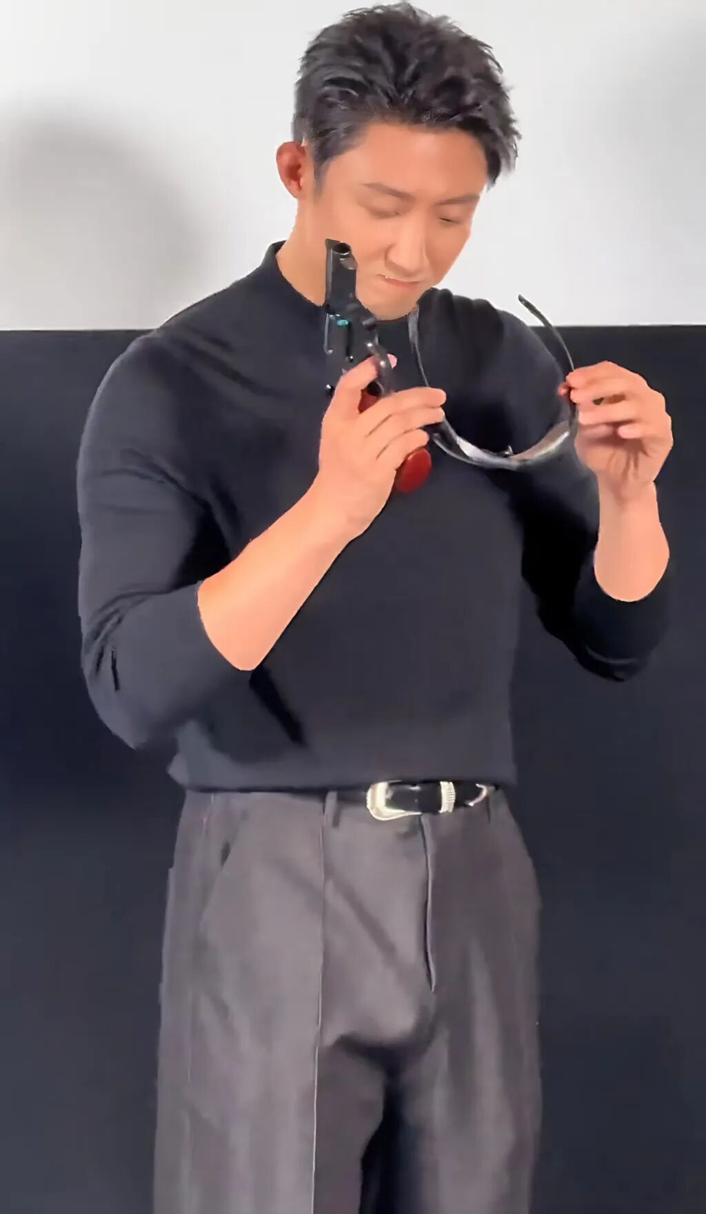 黄景瑜视频出镜大长腿穿西裤挡卡啦，？太宠粉谁受得了~