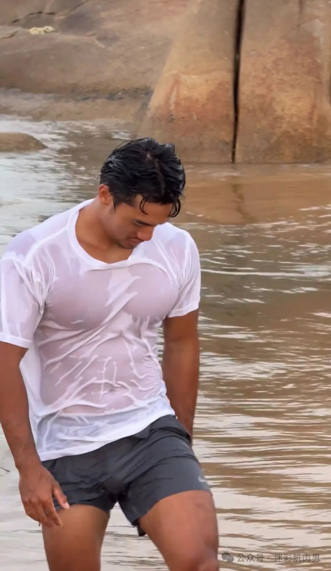 “黑皮阿 Sir”视频爆火外网后？现在的他魁梧身材男友力太强了！