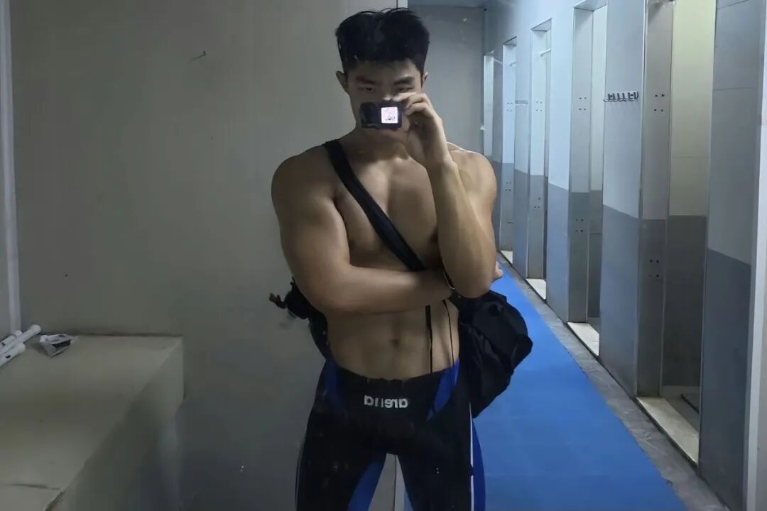 体育生火了！职高帅哥疑似被采访？直男朋友做保健很熟练？