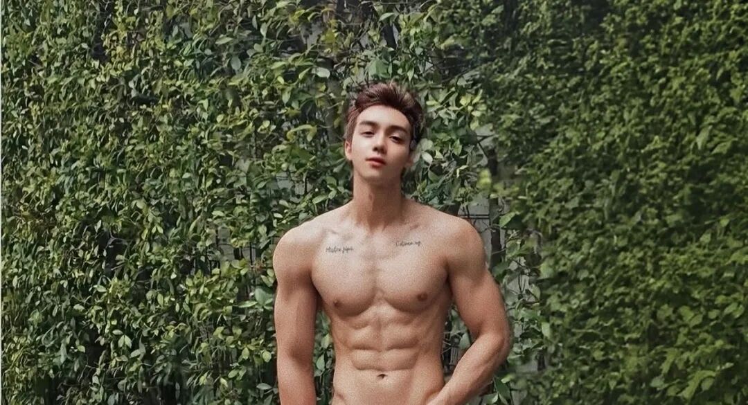 那个开冰箱的肌肉男模找到了！在 ins 上穿这么少……