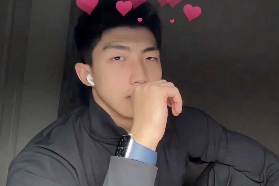 体育生火了！职高帅哥疑似被采访？直男朋友做保健很熟练？