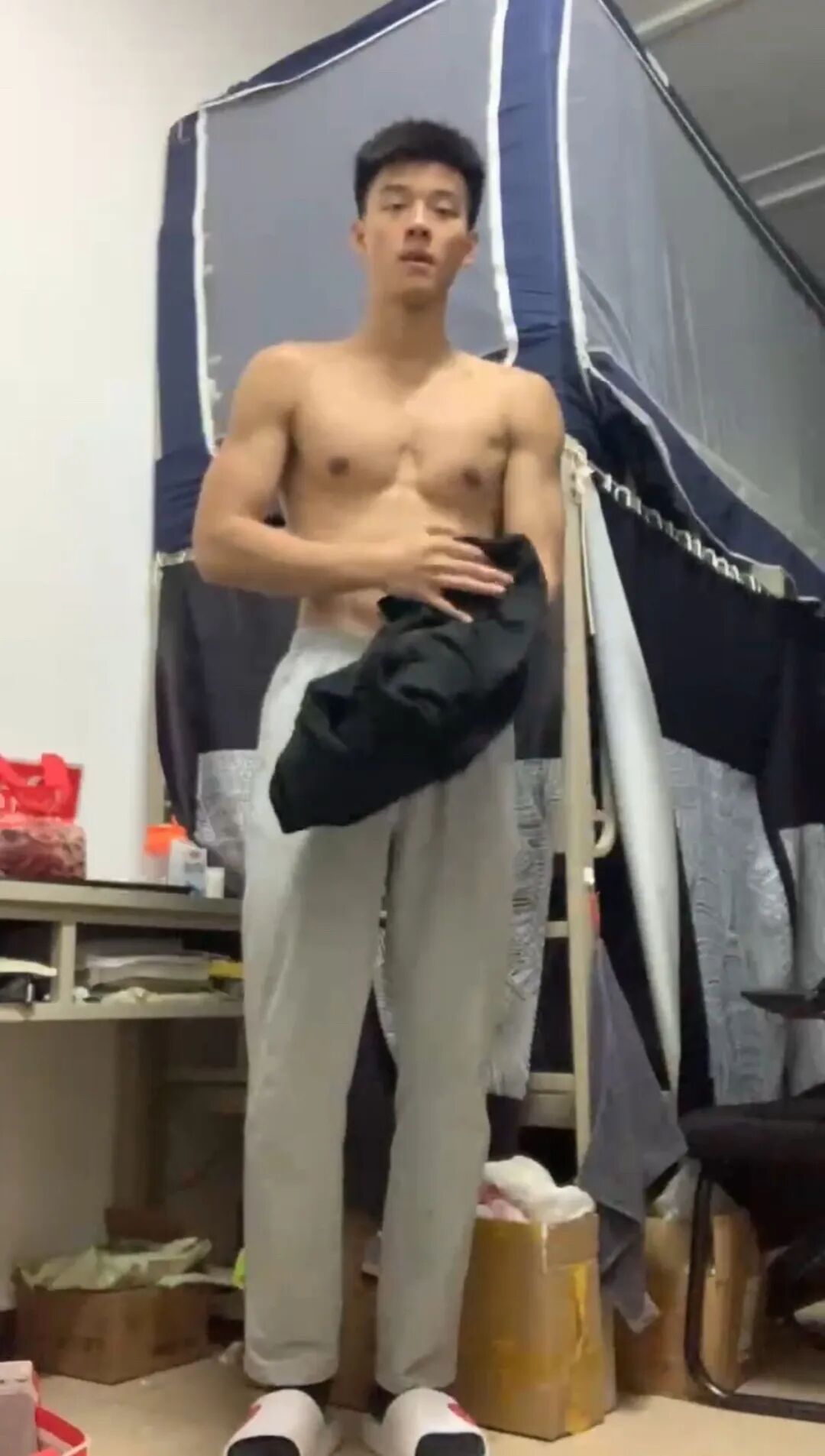 体育生火了！职高帅哥疑似被采访？直男朋友做保健很熟练？