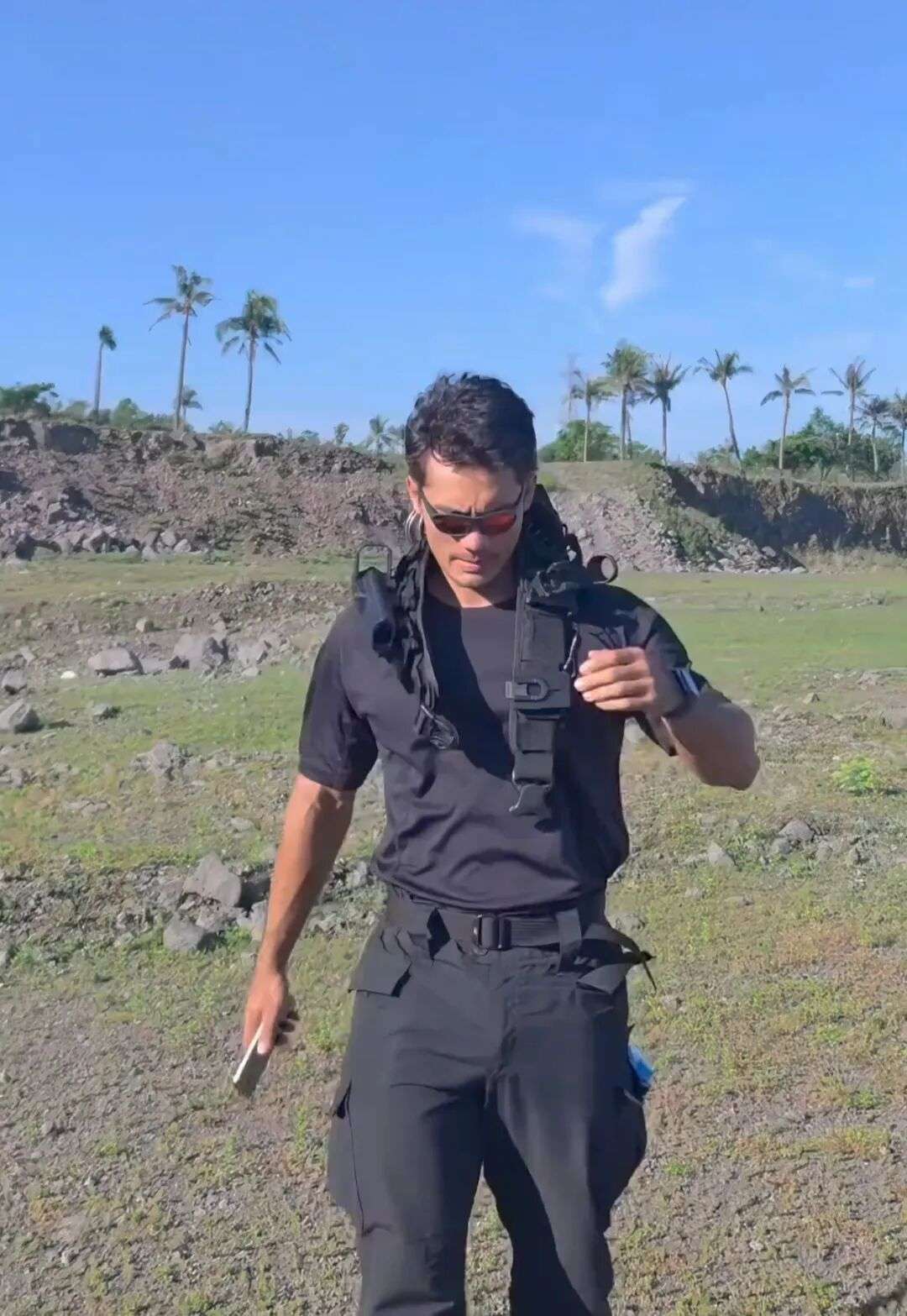 “黑皮阿 Sir”视频爆火外网后？现在的他魁梧身材男友力太强了！