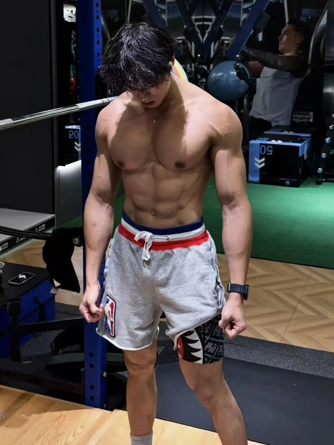 来自广州的自由教练大秀虎头肩和圣诞树背肌