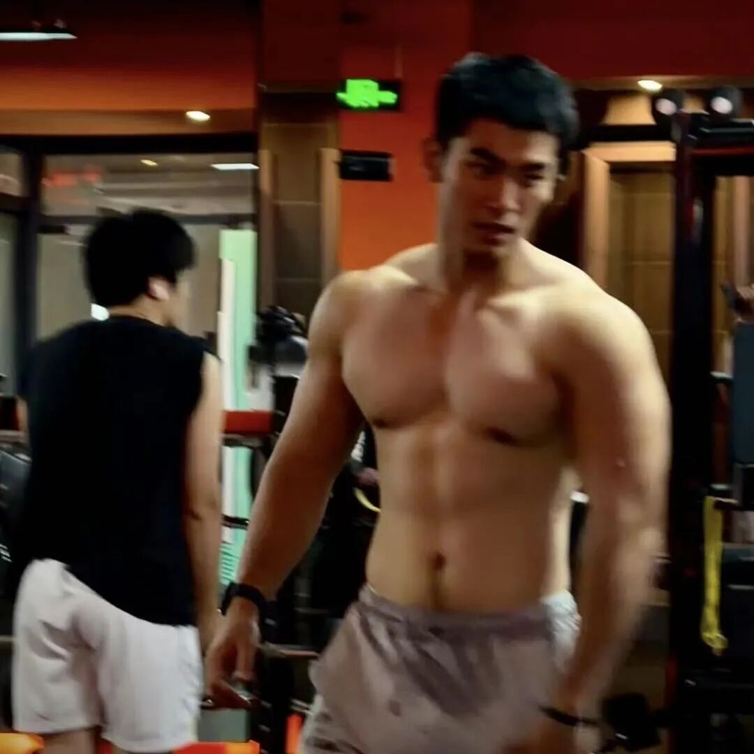 体育生火了！职高帅哥疑似被采访？直男朋友做保健很熟练？