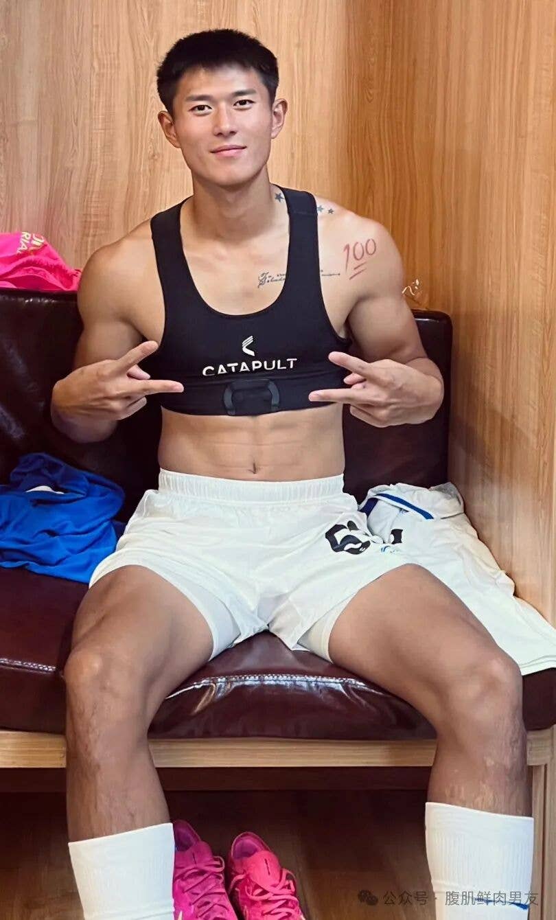 190CM的黑皮肌肉小哥，与刘姥姥亲密互动！-潮男潮北