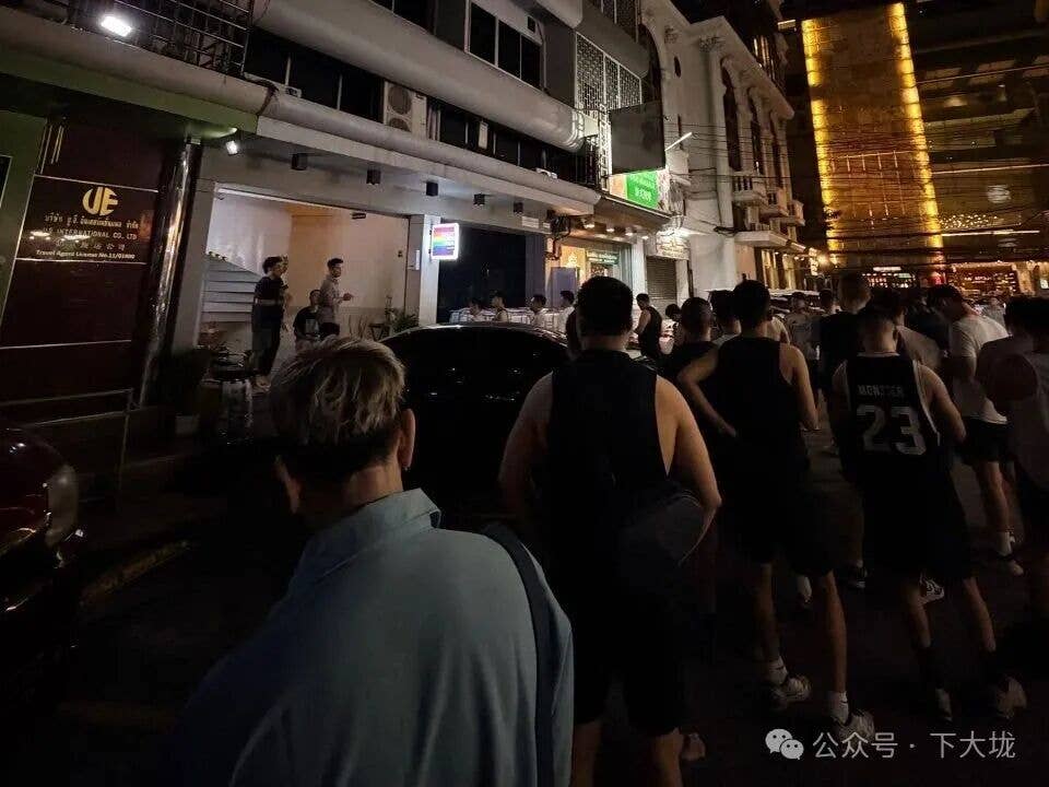 对象说去大连跨年，实则曼谷浴室排队，视频被认出来了
