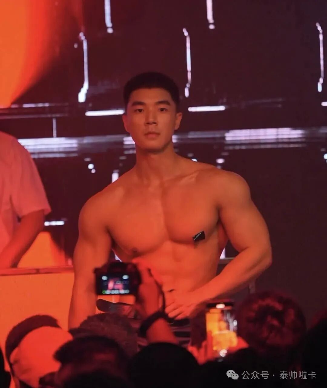 参加多人运动被抓？肌肉网红现身曼谷跨年趴破谣言！