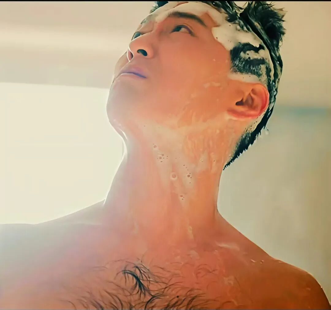 全网都在围观的窦骁洗澡视频流出…赌王女婿，行走的荷尔蒙，为新剧剃胸毛！