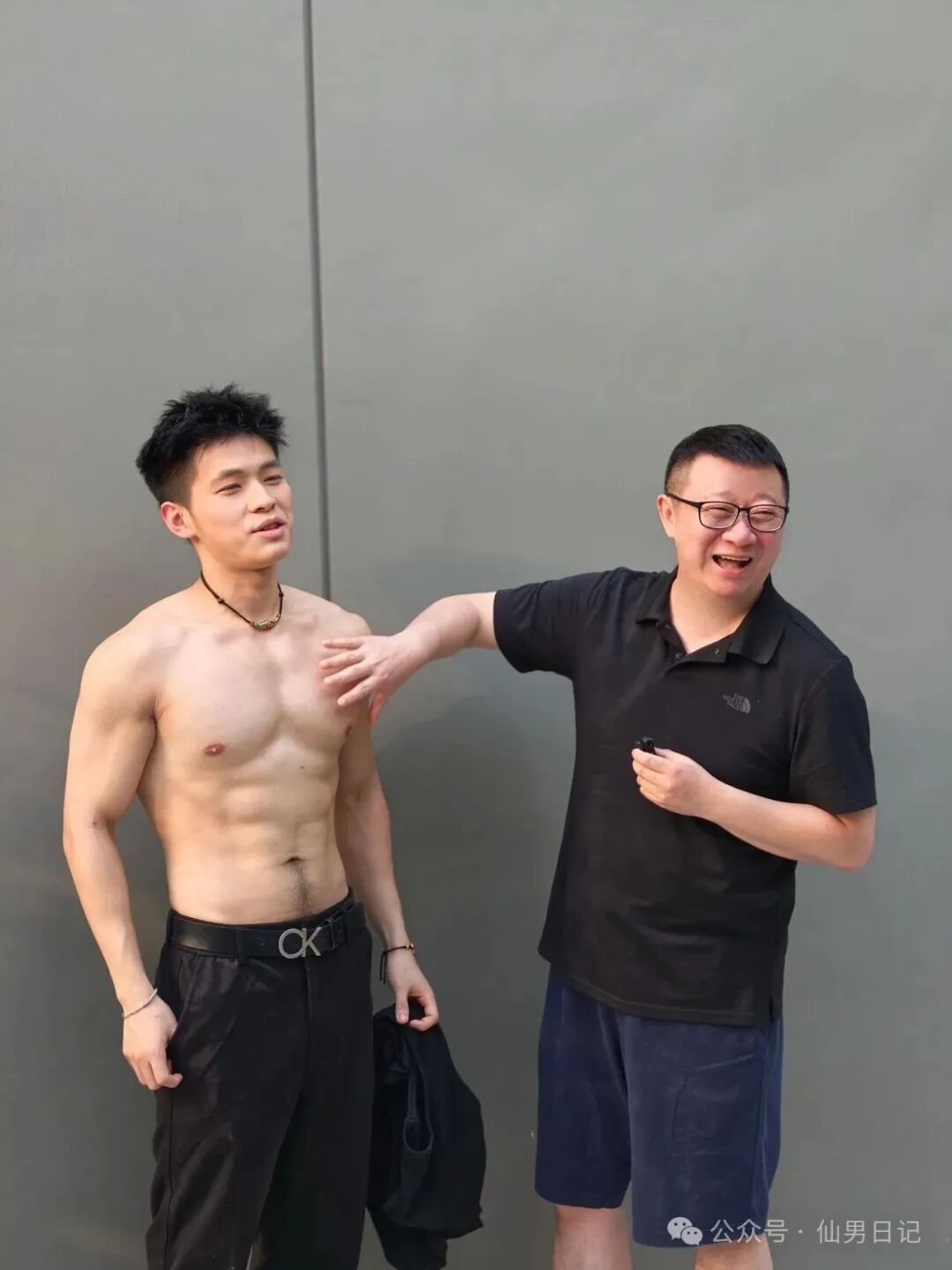 与刘姥姥合拍，被耿乐抓胸肌，这位体育生竟然去当 gogoboy 了！