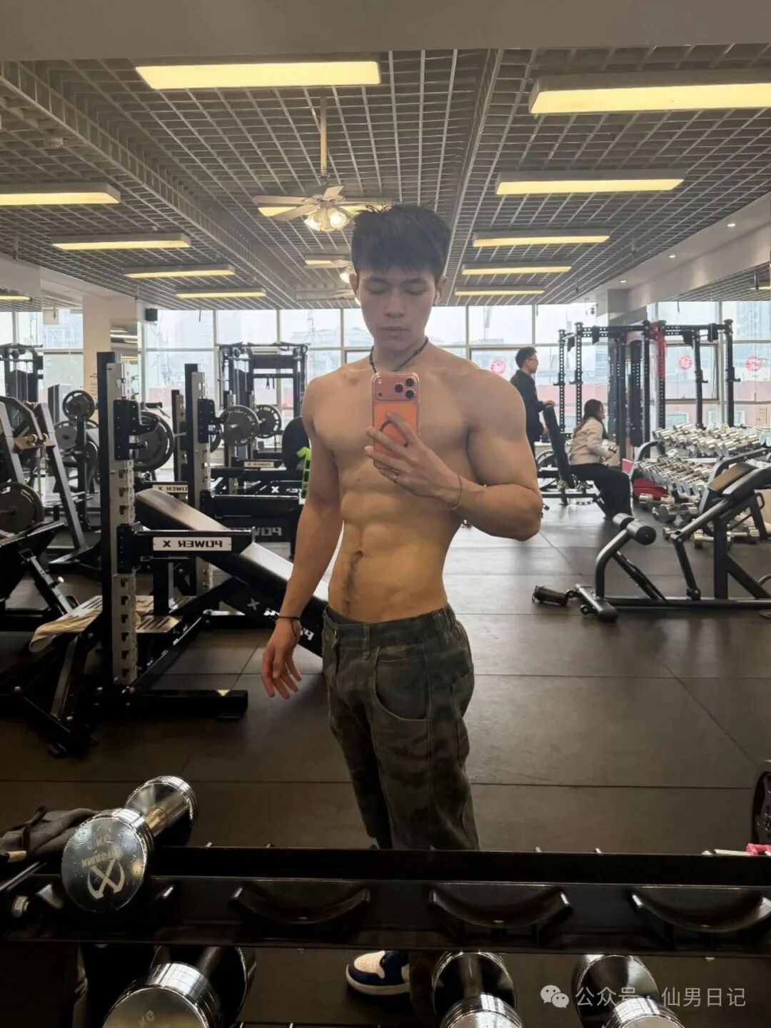 与刘姥姥合拍，被耿乐抓胸肌，这位体育生竟然去当 gogoboy 了！