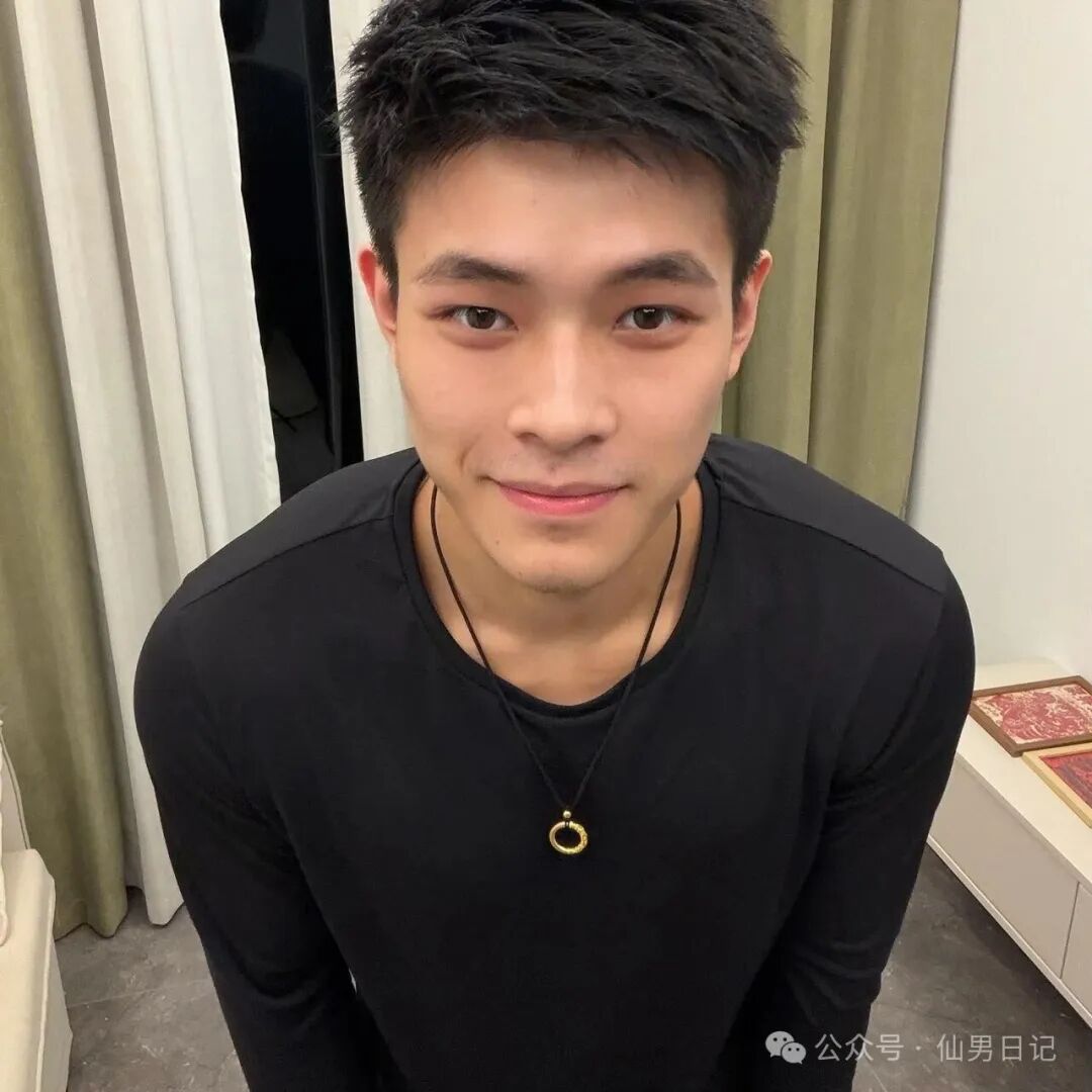 与刘姥姥合拍,被耿乐抓胸肌,这位体育生竟然去当 gogoboy 了! 与刘姥姥合拍,被耿乐抓胸肌,这位体育生竟然去当 gogoboy 了!