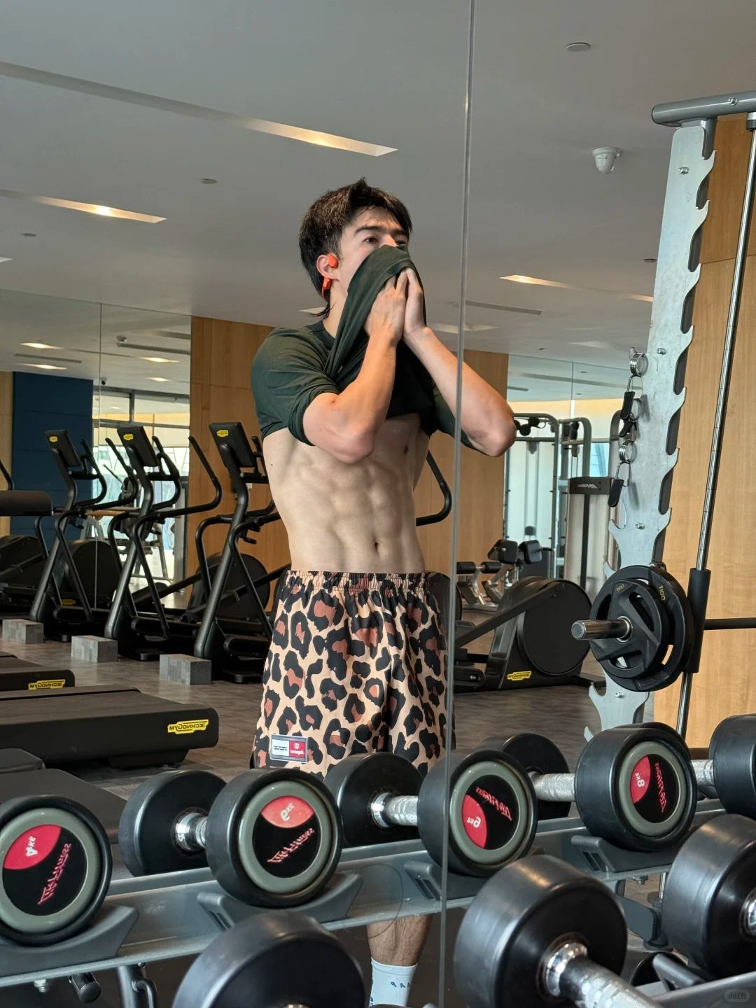 《刻在你心底的名字》男主陈昊森恋情曝光！与恋人深夜同返酒店，拦腰搂抱超亲昵，疑似因戏生情，两人为同家公司旗下艺人…