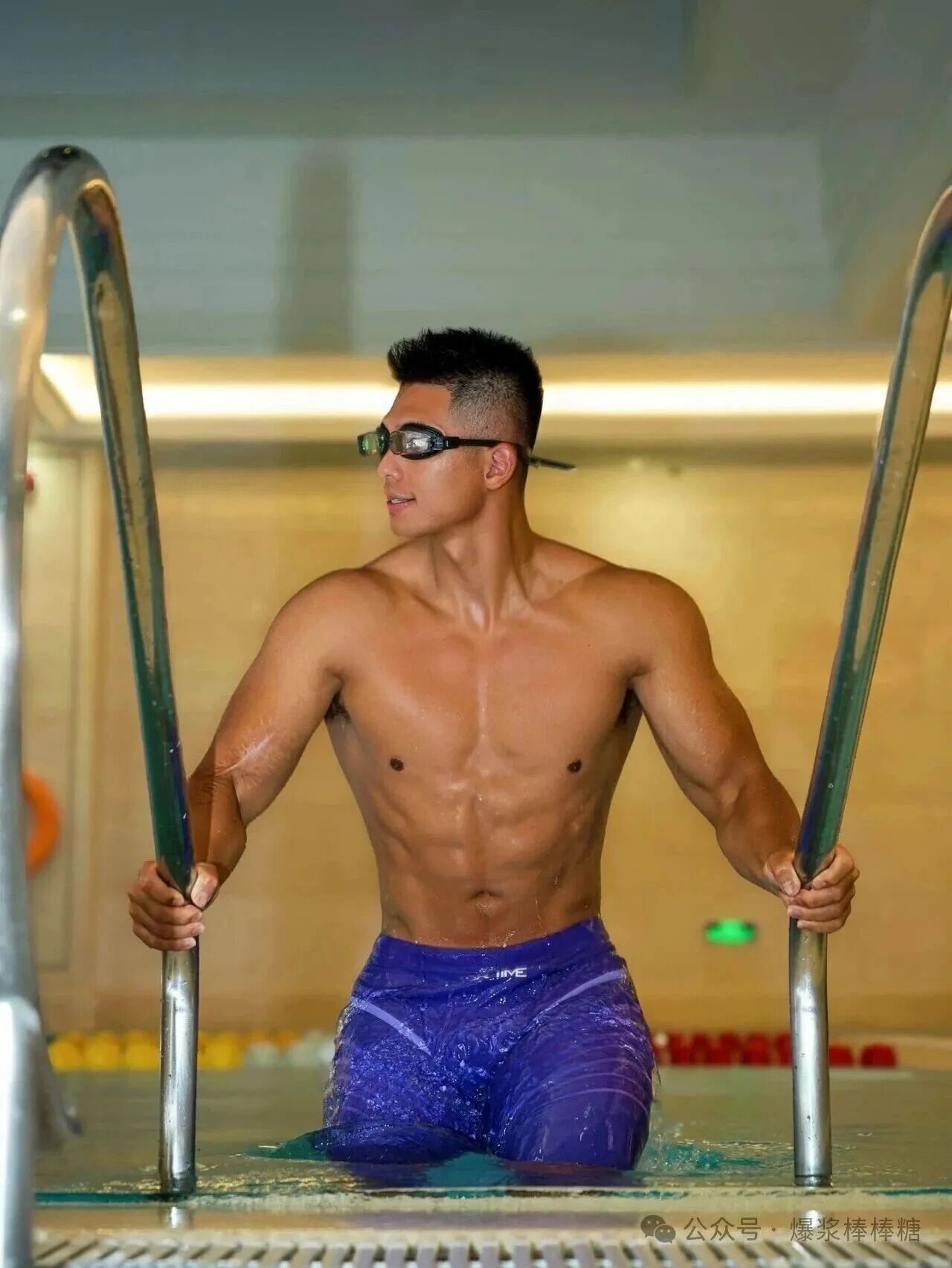 黑皮山东壮汉穿紧身骑行服，粗臂大胸，实力惊人！