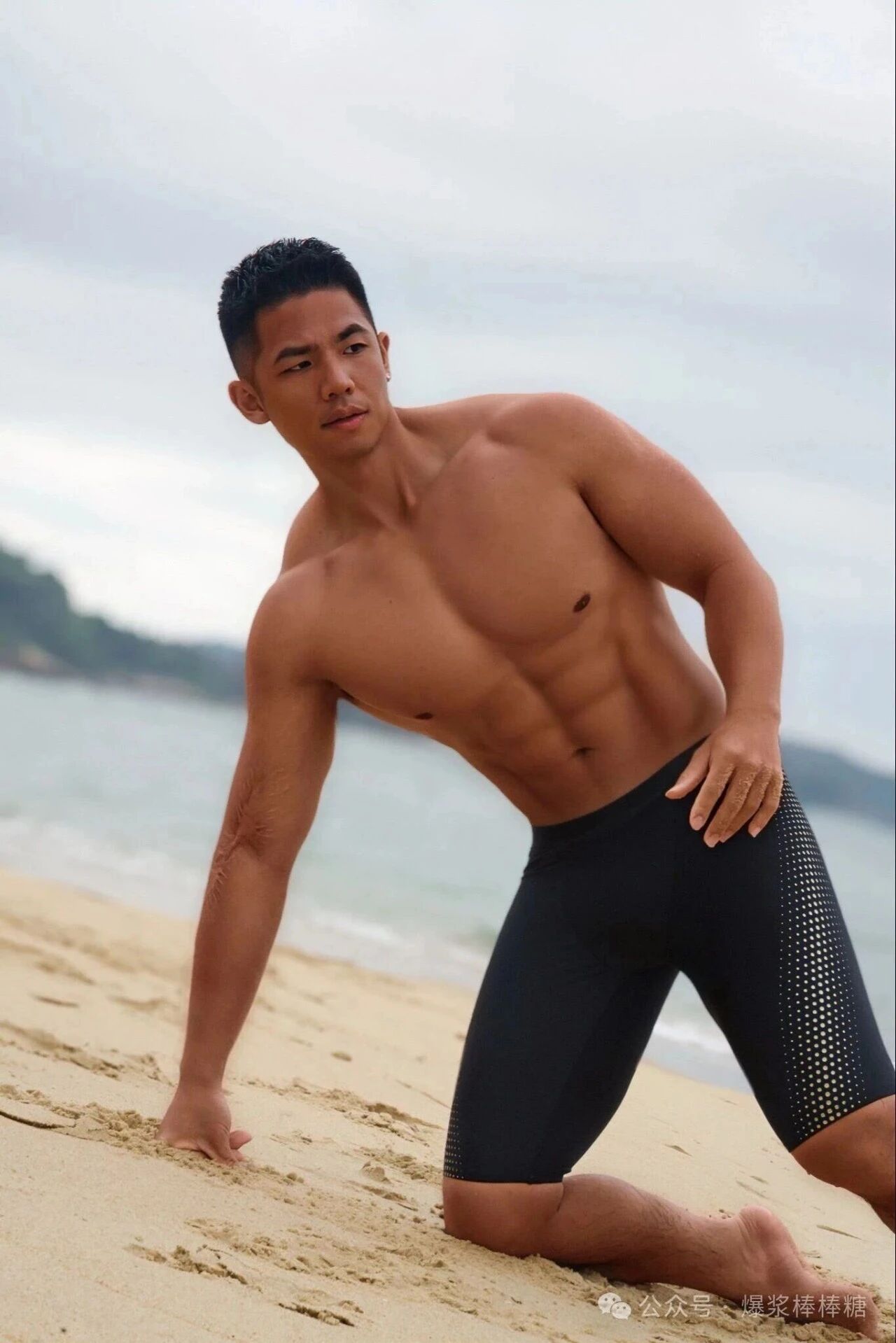 黑皮山东壮汉穿紧身骑行服，粗臂大胸，实力惊人！