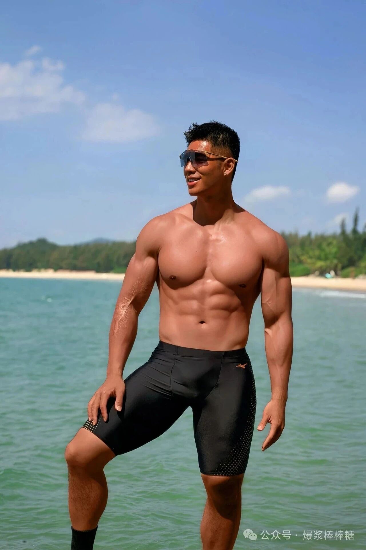 黑皮山东壮汉穿紧身骑行服，粗臂大胸，实力惊人！