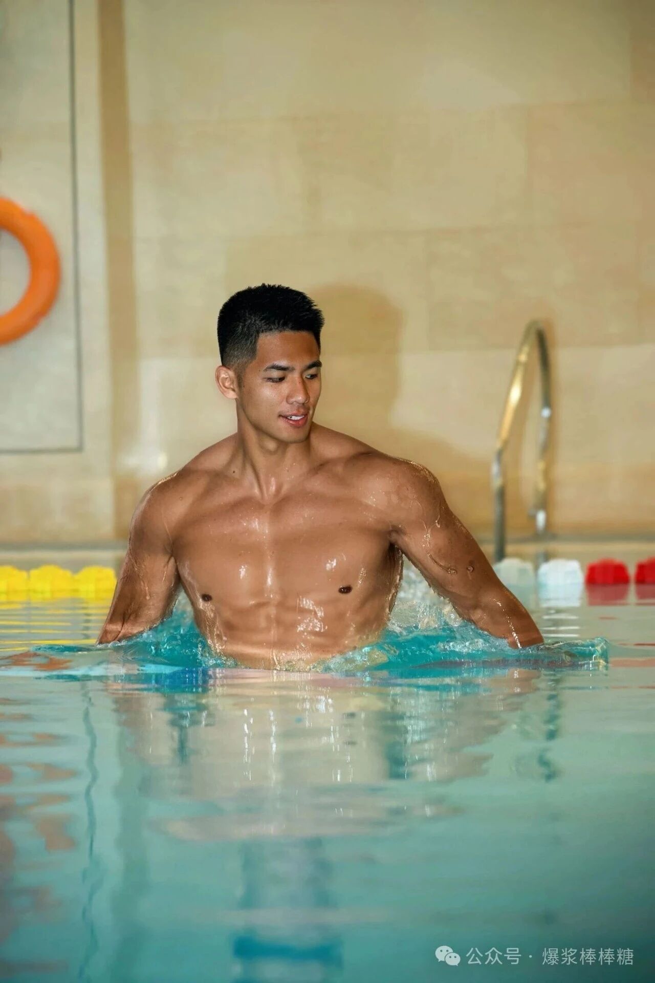 黑皮山东壮汉穿紧身骑行服，粗臂大胸，实力惊人！