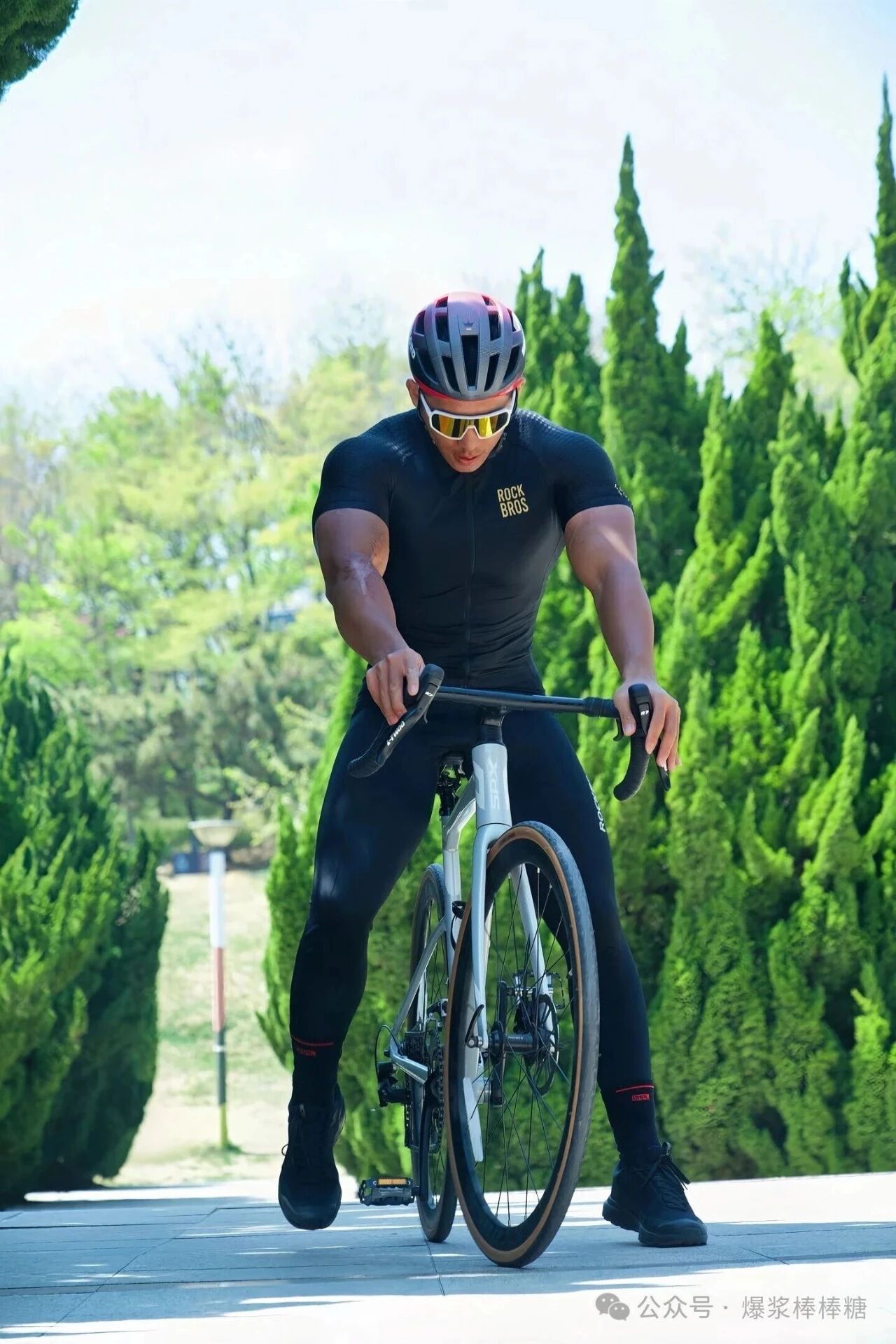 黑皮山东壮汉穿紧身骑行服，粗臂大胸，实力惊人！