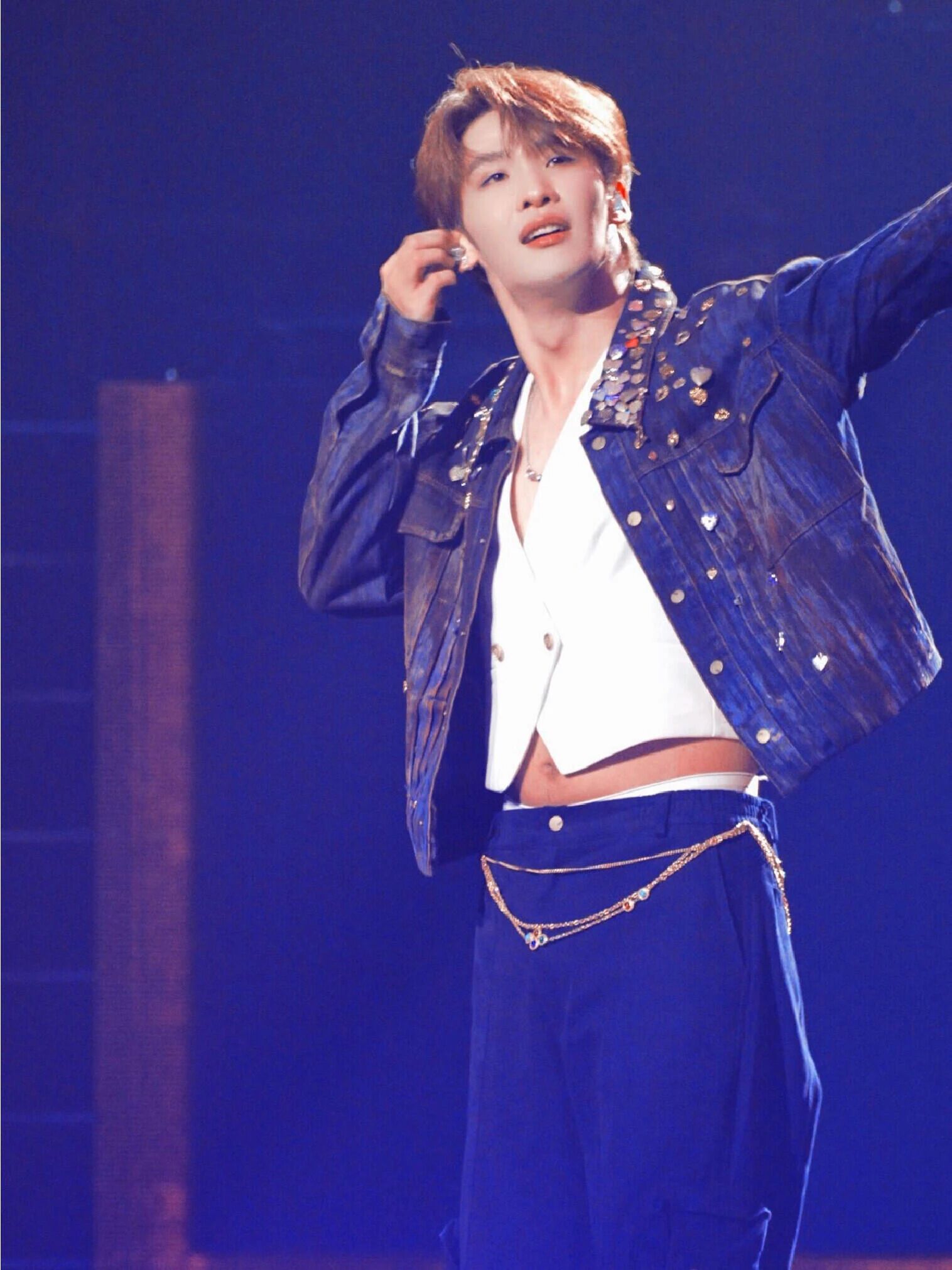 王赫野演唱会裤子出圈了，多条裤子无故“鼓包起球”，网友：裤子经历了什么？