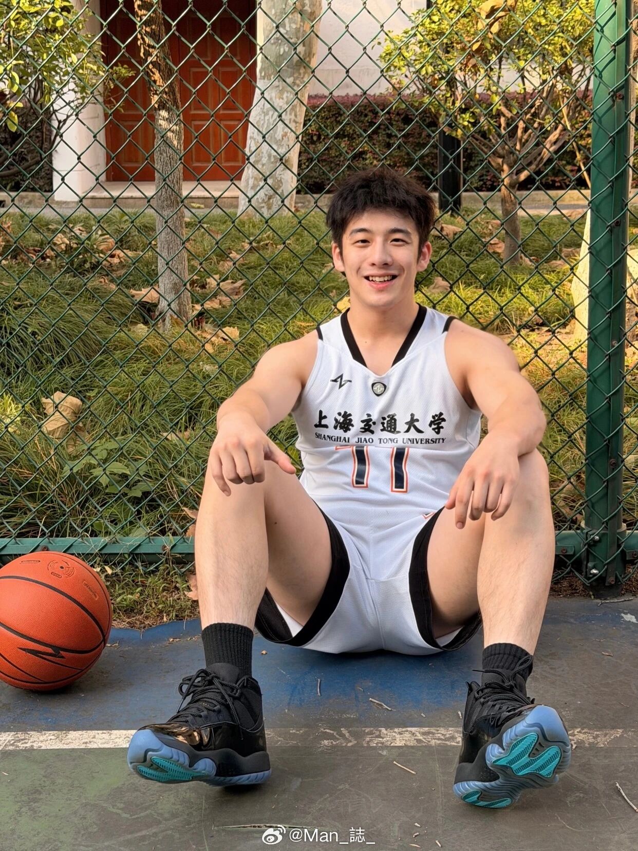 采访视频曾被疯传！上海交大安泰班主任，黑袜篮球帅哥，变这样了！