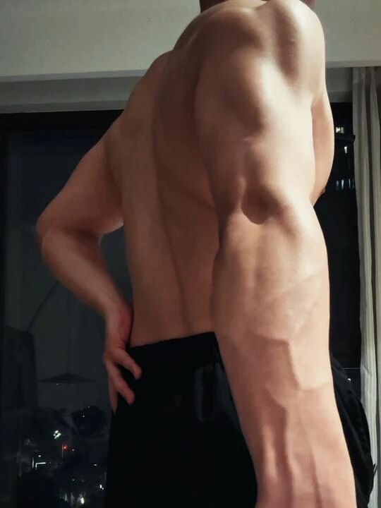 撞脸许光汉的帅哥视频流出，网友：GV 电车系列？……