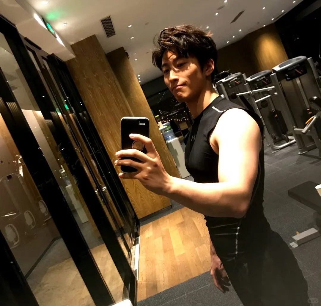 全网都在围观的窦骁洗澡视频流出…赌王女婿，行走的荷尔蒙，为新剧剃胸毛！