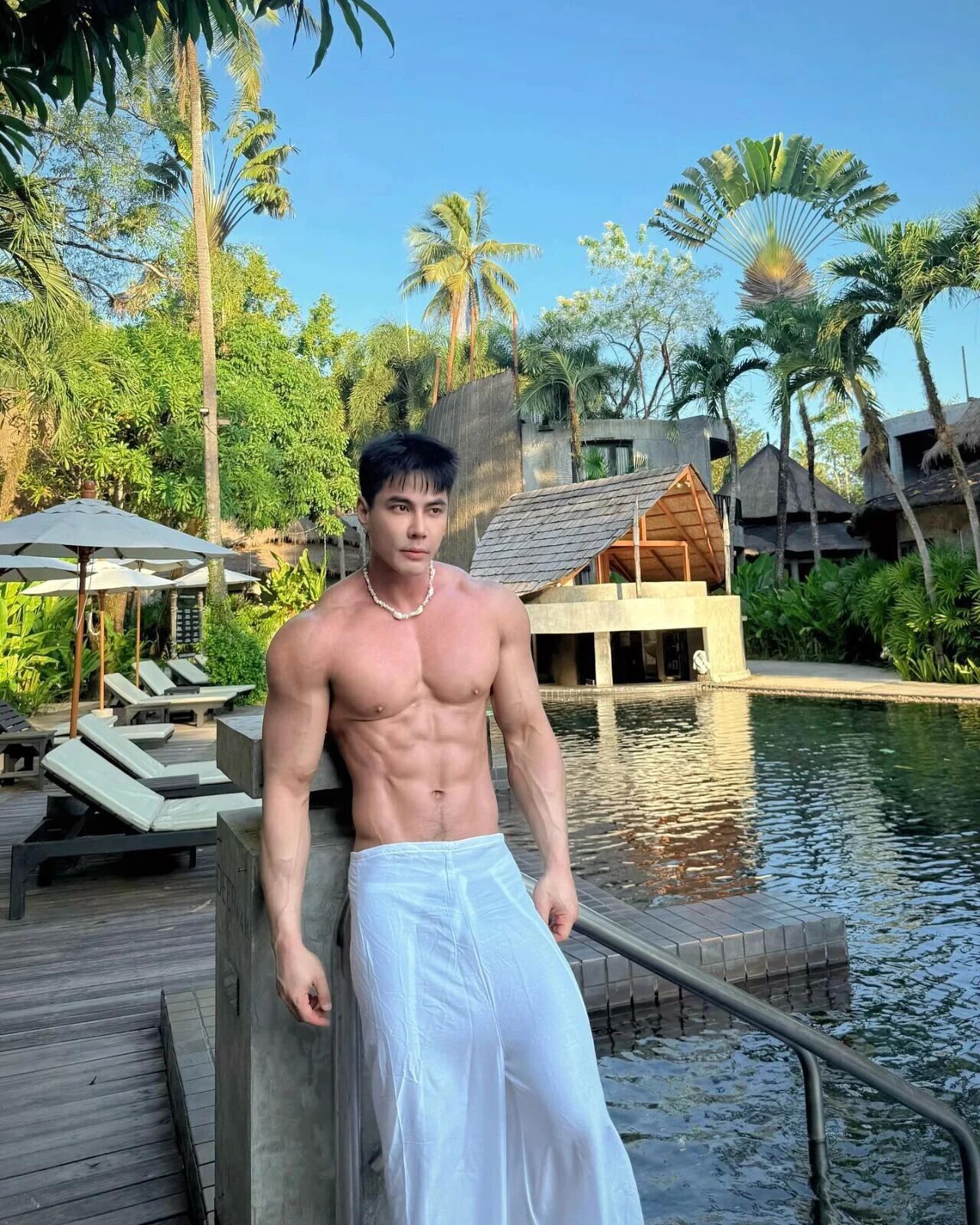  他下海了？曼谷肌肉天菜早年剧照惊现他的“黑紫大弯刀”，现湿身泳池白袜杀疯啦~