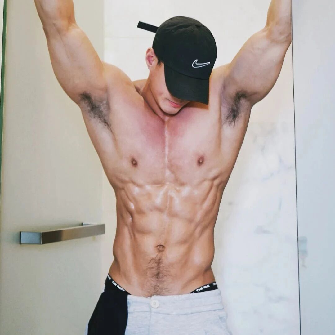  他下海了？曼谷肌肉天菜早年剧照惊现他的“黑紫大弯刀”，现湿身泳池白袜杀疯啦~