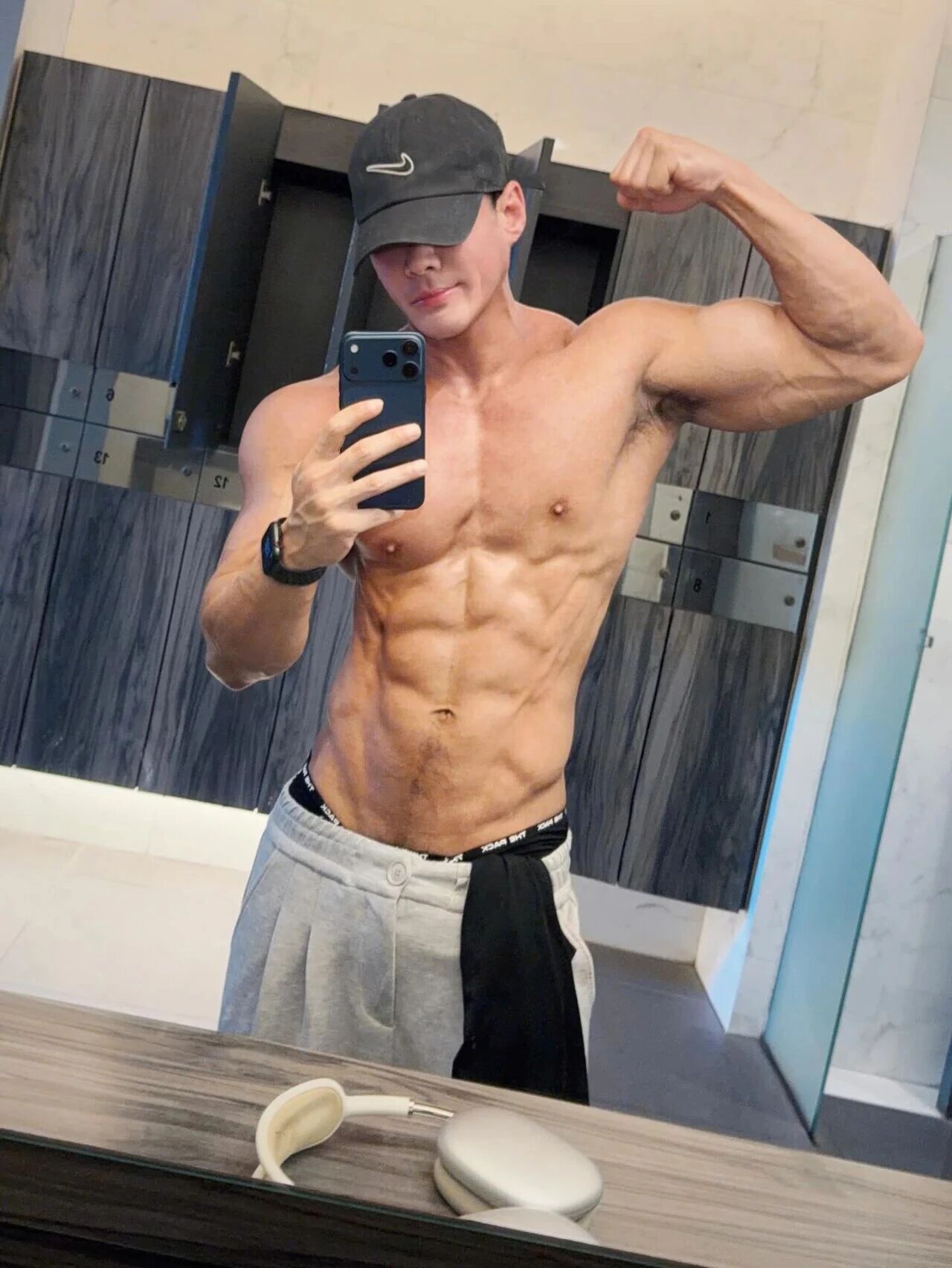  他下海了？曼谷肌肉天菜早年剧照惊现他的“黑紫大弯刀”，现湿身泳池白袜杀疯啦~