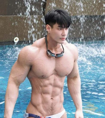  他下海了？曼谷肌肉天菜早年剧照惊现他的“黑紫大弯刀”，现湿身泳池白袜杀疯啦~