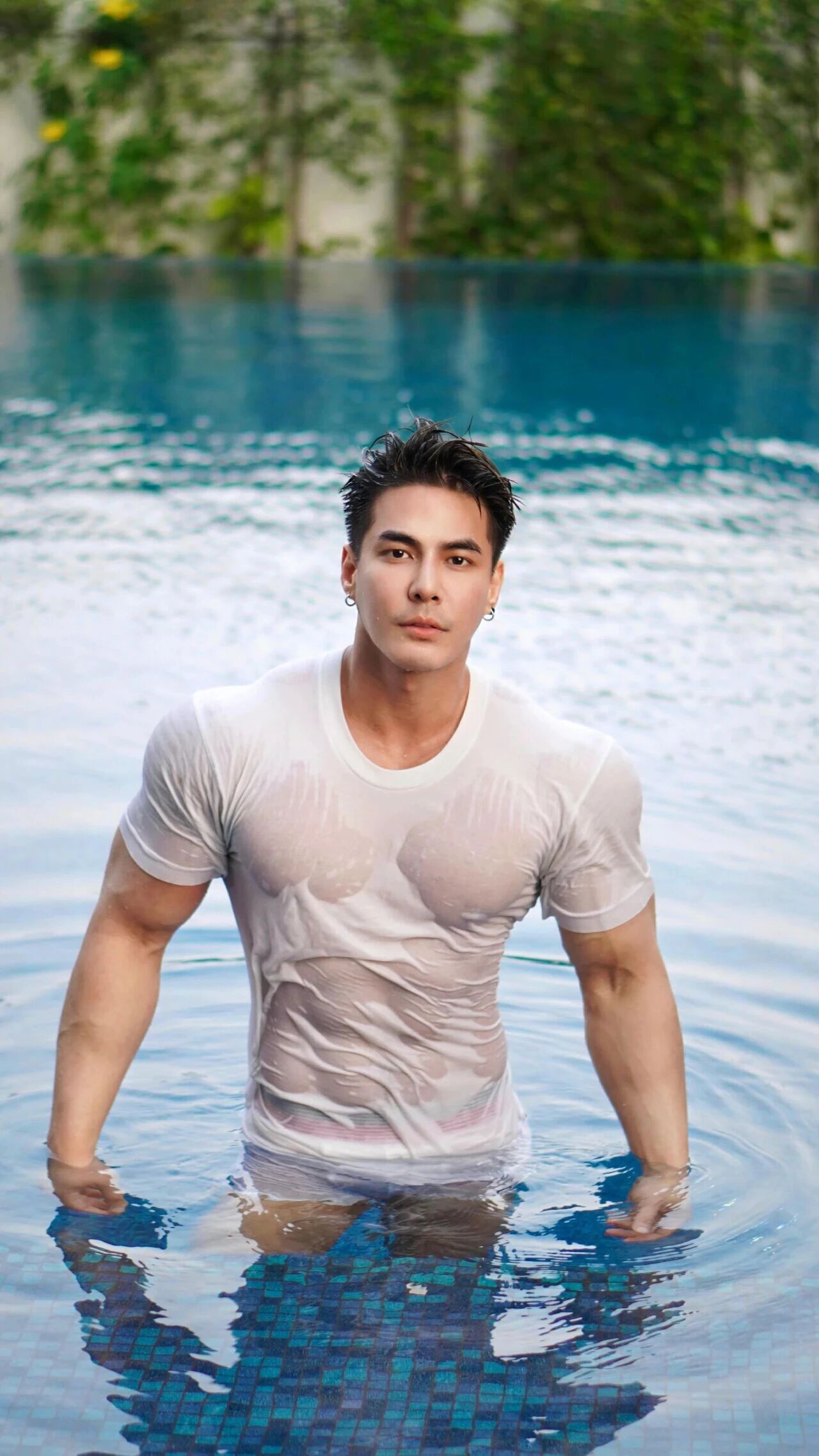  他下海了？曼谷肌肉天菜早年剧照惊现他的“黑紫大弯刀”，现湿身泳池白袜杀疯啦~