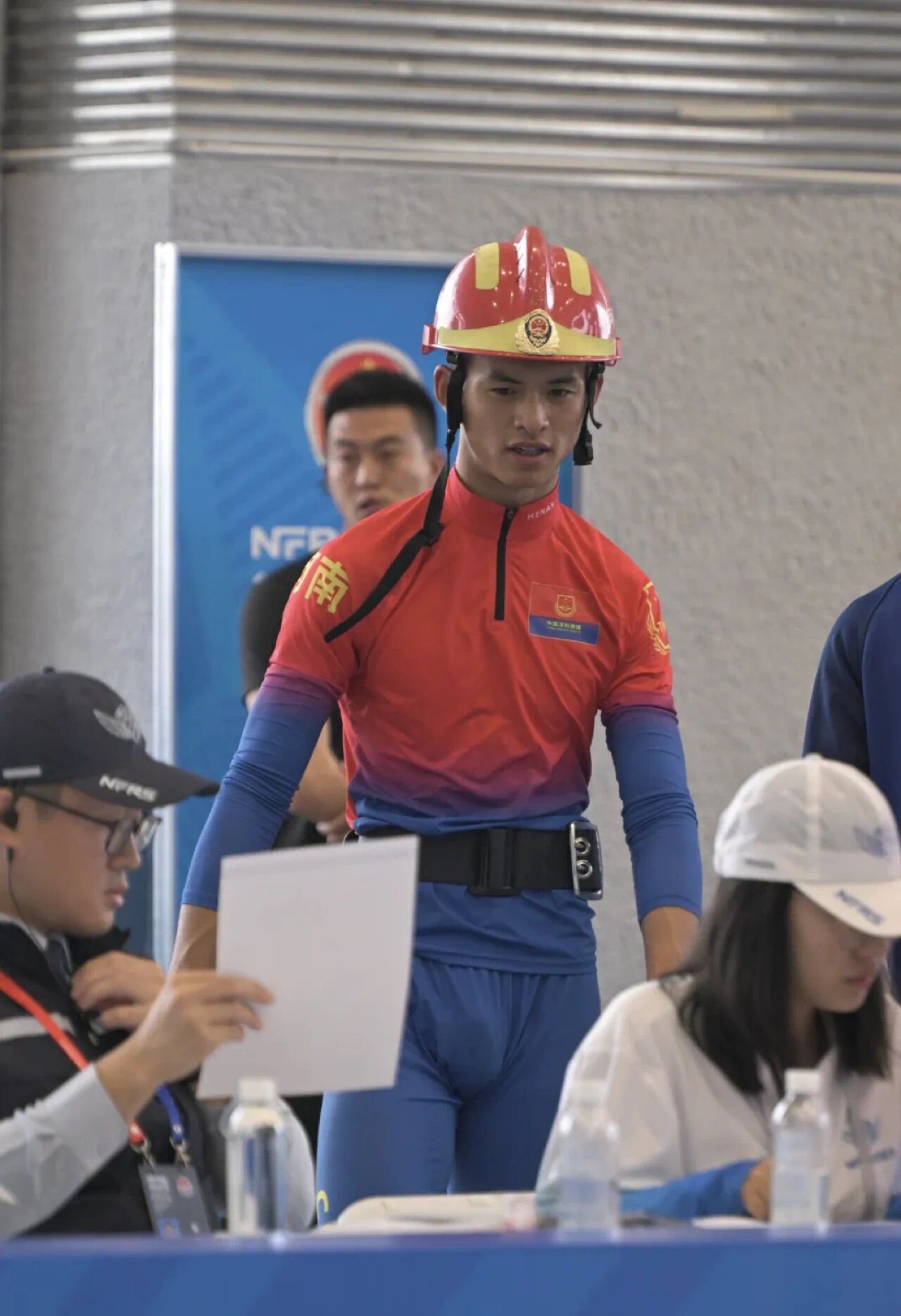 河南消防员小哥紧身裤实力强大，网友：真正的王炸！