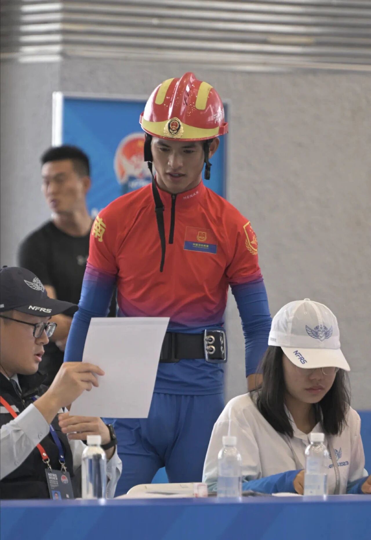 河南消防员小哥紧身裤实力强大，网友：真正的王炸！