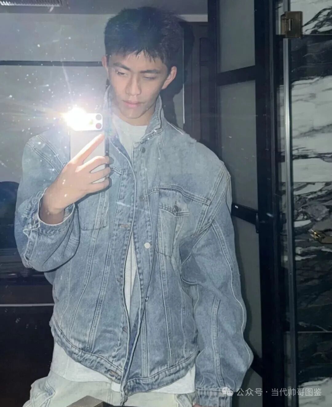 网传被富二代 700W 买断退网的是他？体育生小哥果然阳光帅气！