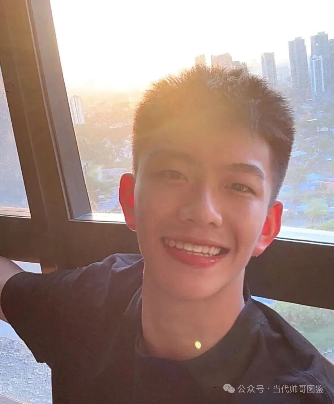 网传被富二代 700W 买断退网的是他？体育生小哥果然阳光帅气！