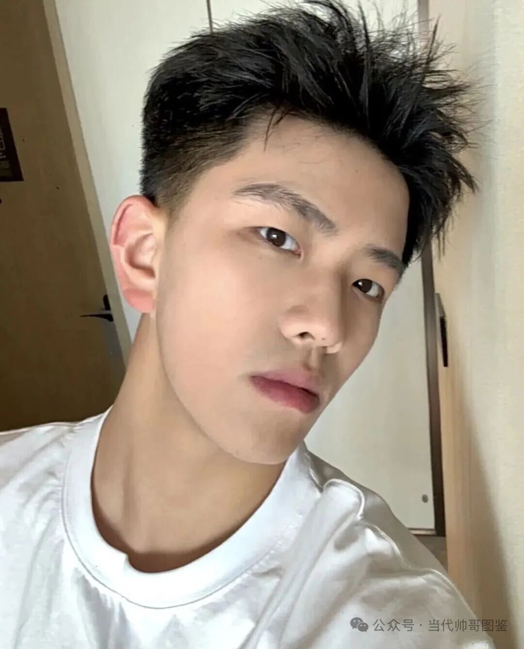 网传被富二代 700W 买断退网的是他？体育生小哥果然阳光帅气！