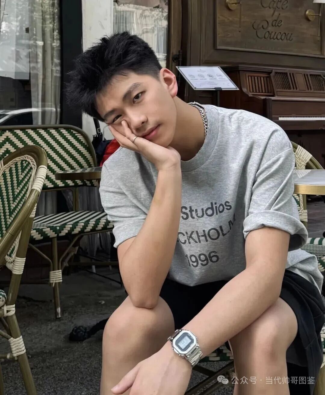 网传被富二代 700W 买断退网的是他？体育生小哥果然阳光帅气！