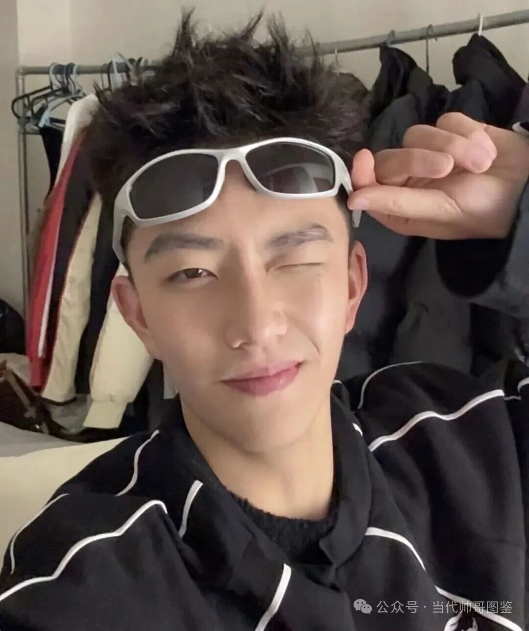 网传被富二代 700W 买断退网的是他？体育生小哥果然阳光帅气！