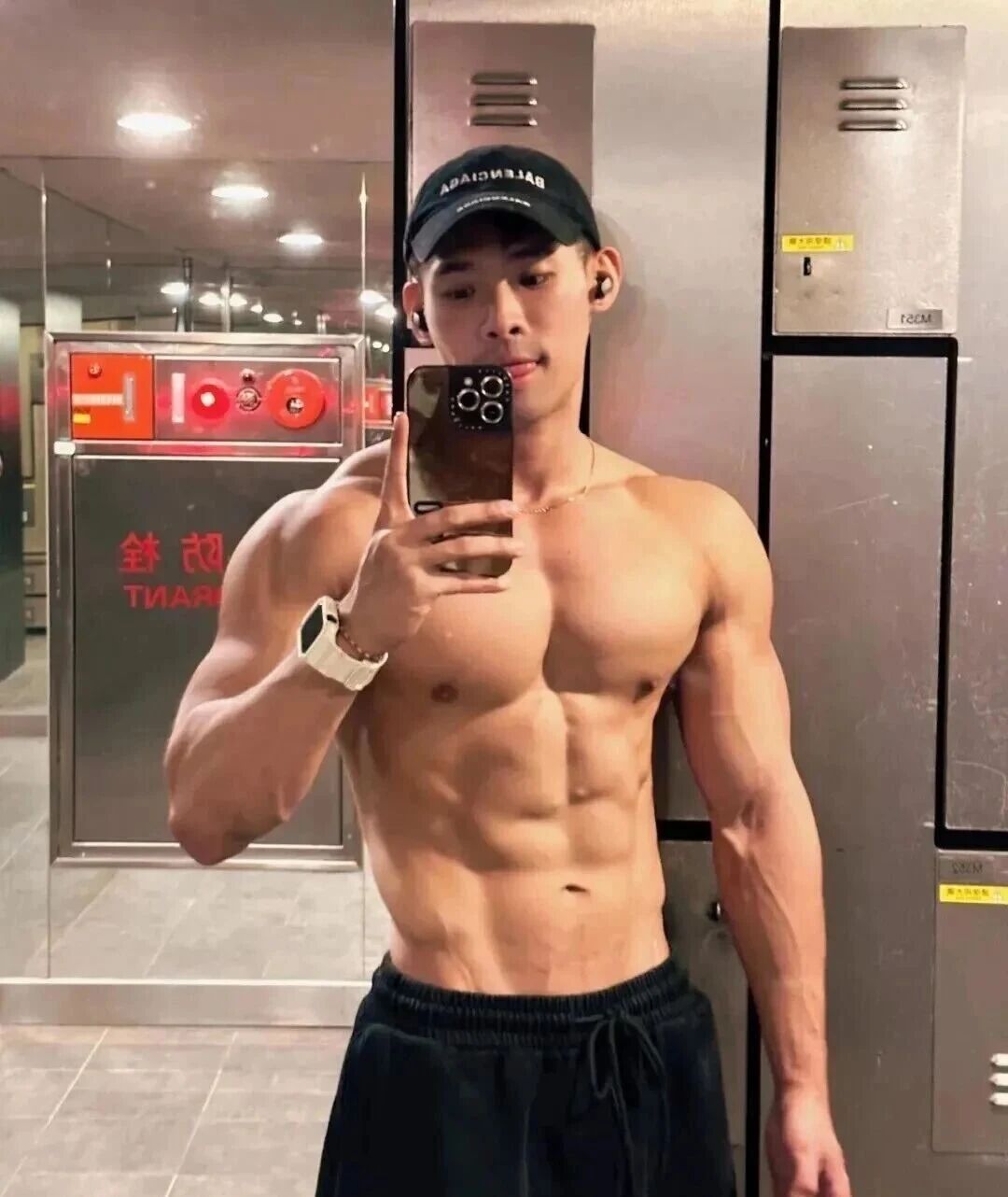 为了赚钱健身教练沦为酒吧 GOGOBOY！