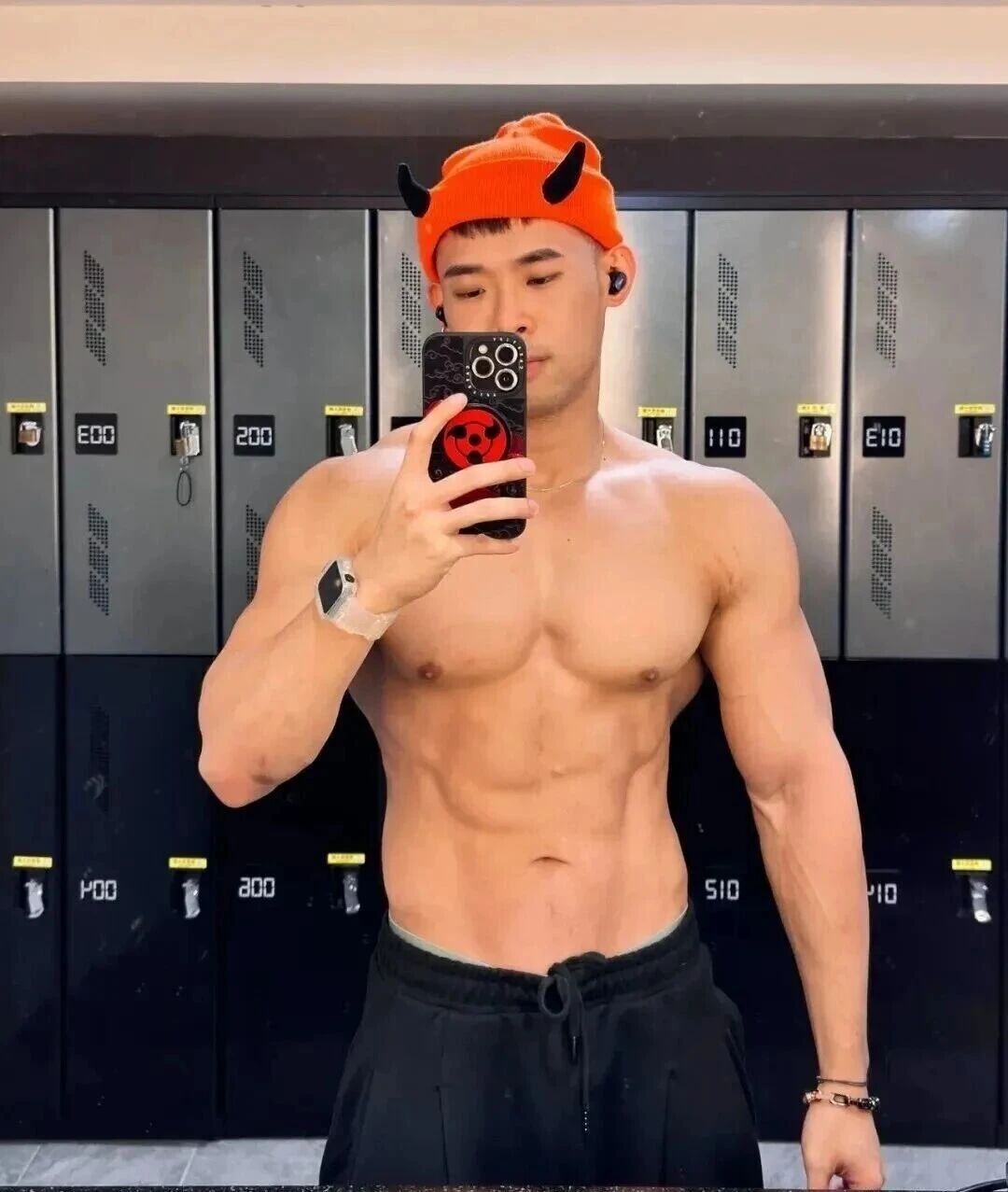 为了赚钱健身教练沦为酒吧 GOGOBOY！