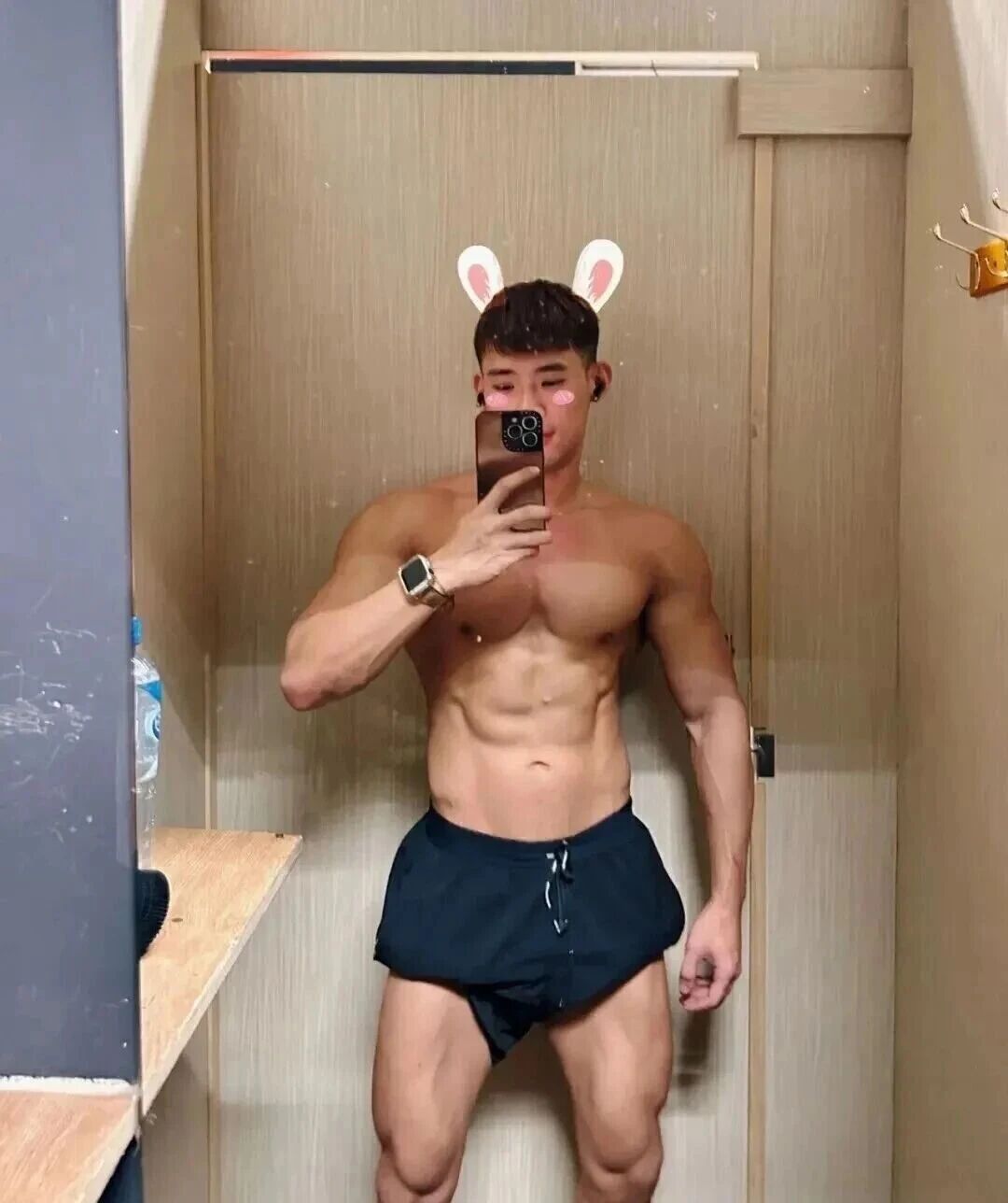 为了赚钱健身教练沦为酒吧 GOGOBOY！